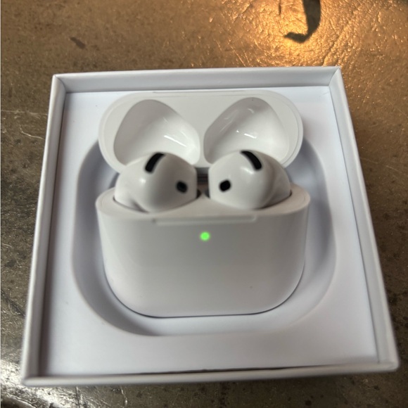 AirPod 4th gen White Wireless Earbuds with Charging Case